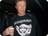 Selbst Josh hat doomige Shirtperlen